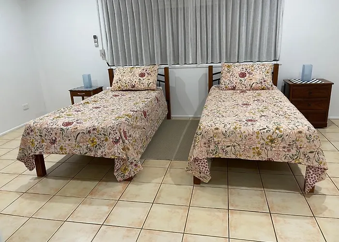 Tamborine Accommodation 84 Eagle Heights Road 6 Bedroom 3 Baths Parking Complete Holiday Home