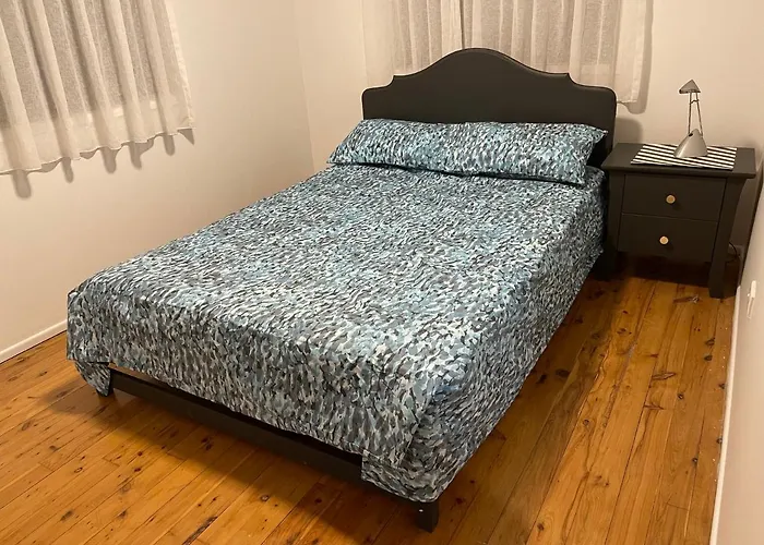 Tamborine Accommodation 84 Eagle Heights Road 6 Bedroom 3 Baths Parking Complete Holiday Home