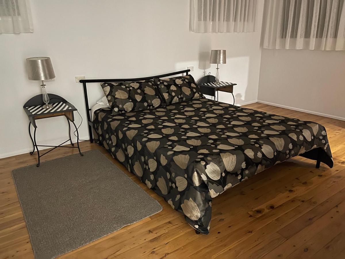 Tamborine 84 Eagle Heights Road 6 Bedroom 3 Baths Parking Complete * Mount Tamborine