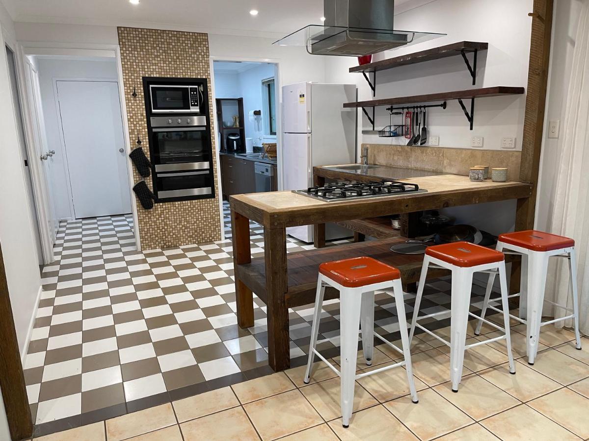 Holiday home Tamborine 84 Eagle Heights Road 6 Bedroom 3 Baths Parking Complete
